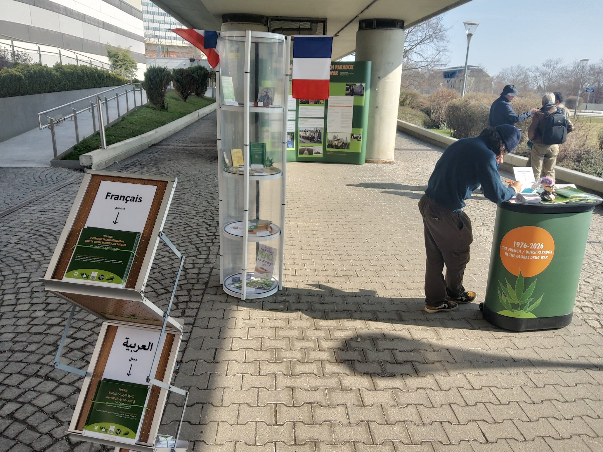 Headerafbeelding bij Expositie over vijftig jaar Frans-Nederlands cannabisbeleid kent premiere op CND in Wenen